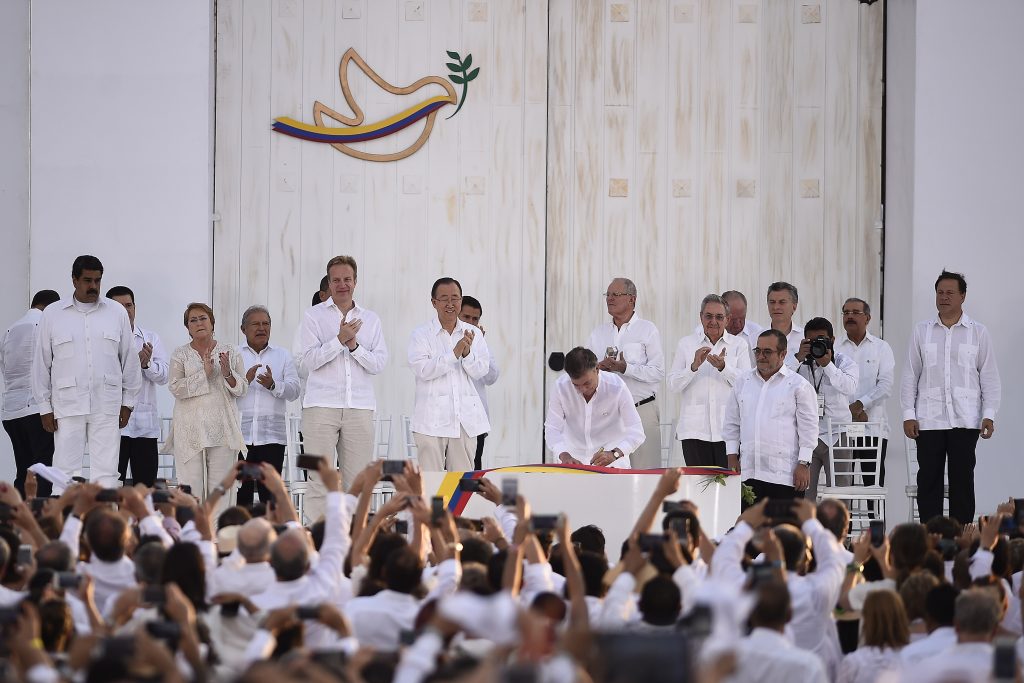 Jefa_de_Estado_participa_en_ceremonia_de_la_Firma_de_la_Paz_entre_el_Gobierno_de_Colombia_y_las_FARC_E.P._(29953487045)
