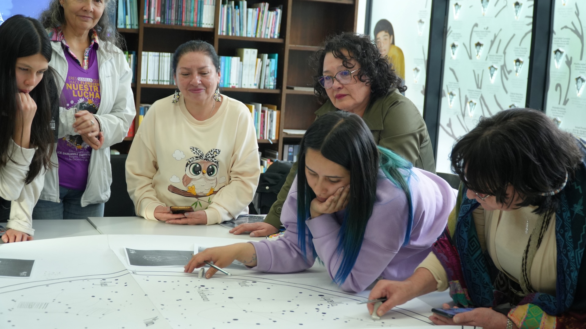 Grupo de mujeres mirando un plano en una mesa